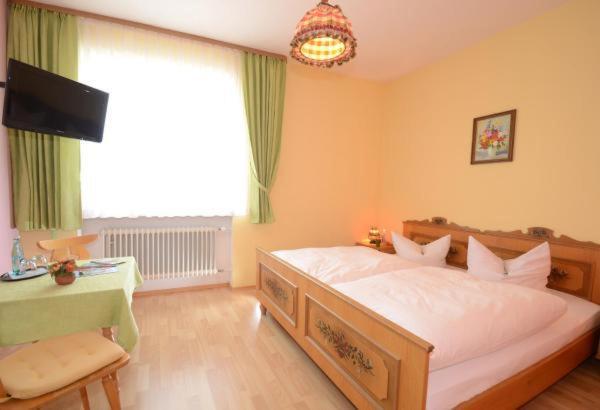 Gasthof Zur Post Hotel Und Parkplatz Vohenstrauss Ngoại thất bức ảnh